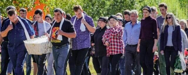 В Верхнечусовских Городках прошли похороны погибшей шестилетней девочки