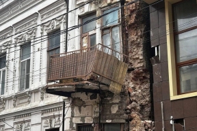 В Ростове обрушилась часть фасада дома–памятника на улице Шаумяна