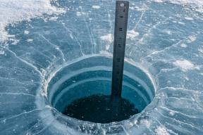 Жителей Псковской области предупредили об опасности выхода на тонкий лед водоемов