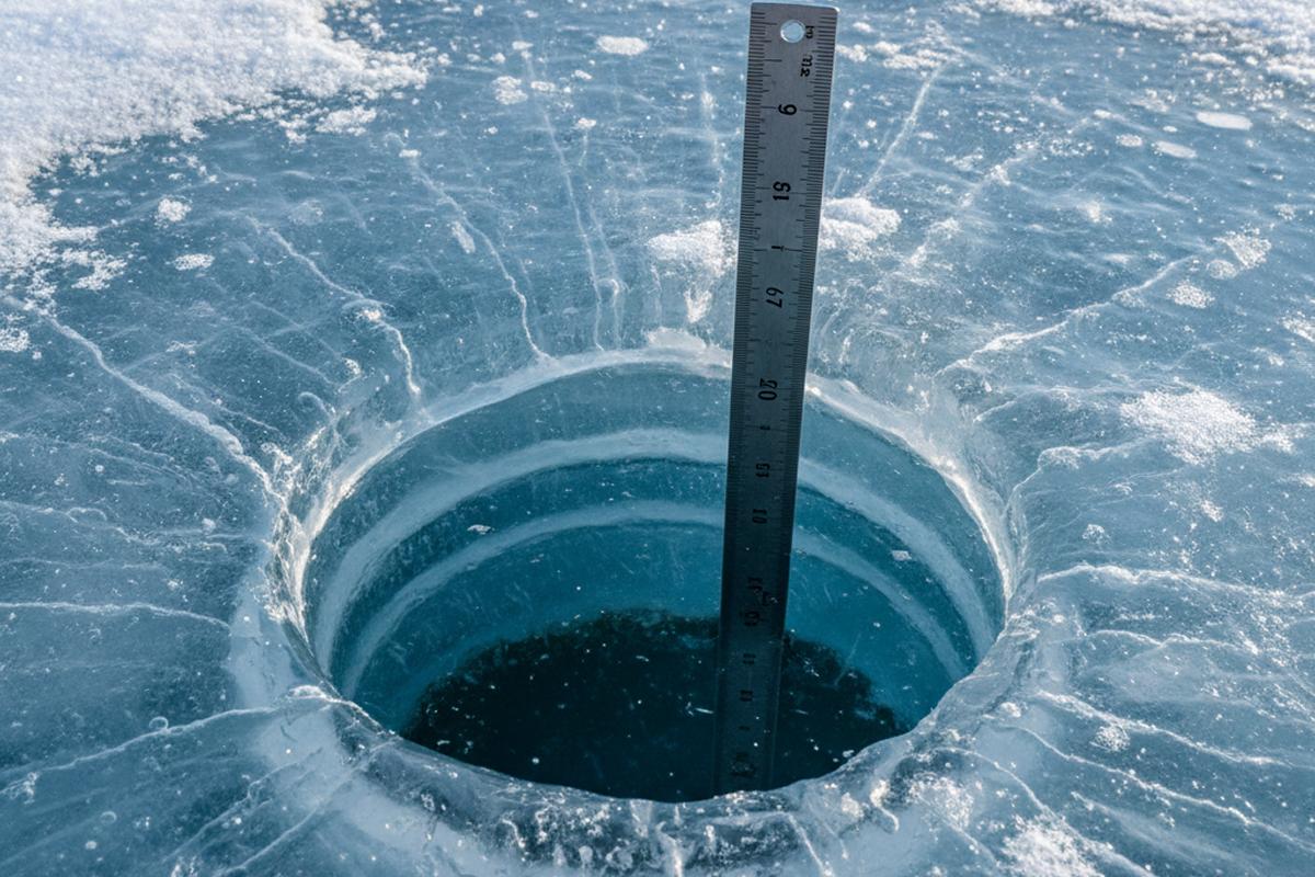 Жителей Псковской области предупредили об опасности выхода на тонкий лед водоемов