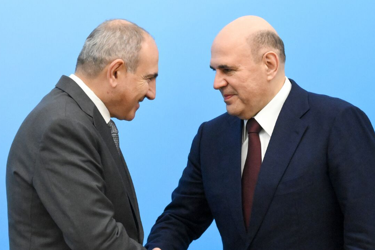 Может только подпевать: почему премьер-министр Армении хочет сохранить отношения с Россией, получая поддержку ЕС?