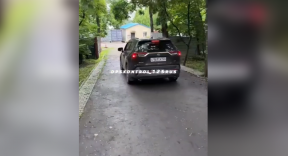 Во Владивостоке священнослужитель дал порулить ребенку и попал на видео