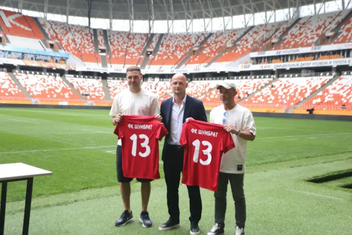 Дмитрию Парфёнову и Владимиру Гранату подарили футболки ФК «Шумбрат»