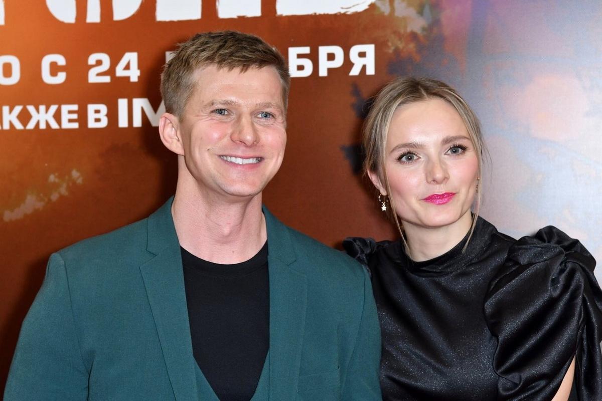 «Это была любовь с первого взгляда». Секреты счастливого брака киномачо Романа Курцына. 20 лет душа в душу