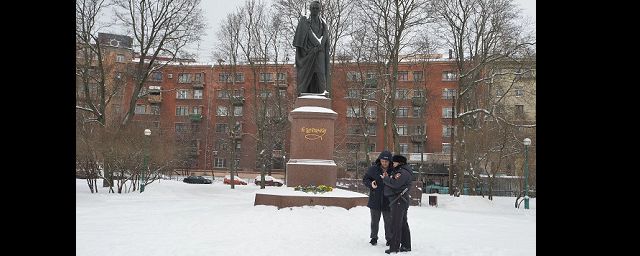 В Петербурге у памятника Тарасу Шевченко при возложении цветов задержаны десять человек