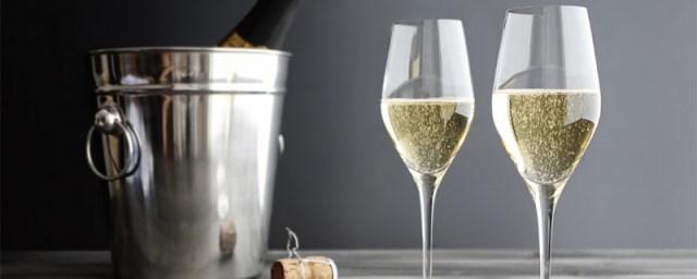 Медики: Два бокала шампанского в неделю улучшают память