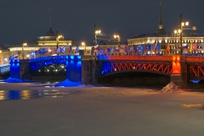 Вечером 23 февраля в Петербурге три моста окрасили в цвета российского флага