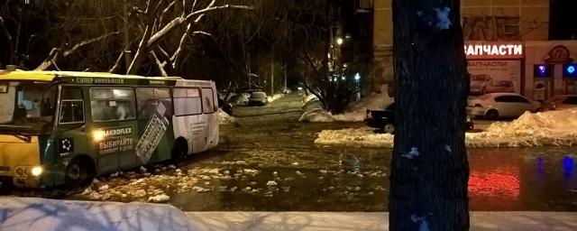 В Екатеринбурге из-за коммунальной аварии затопило одну из улиц