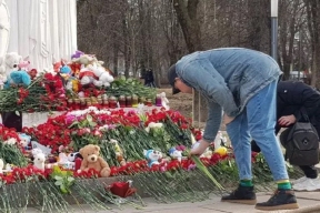 Жители Псковской области продолжают нести цветы и игрушки к стихийным мемориалам памяти о жертвах теракта в «Крокусе»