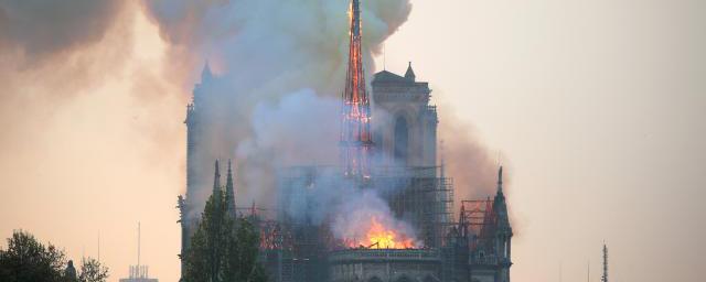 Эксперт: Колокол в горящем соборе Парижской Богоматери может рухнуть