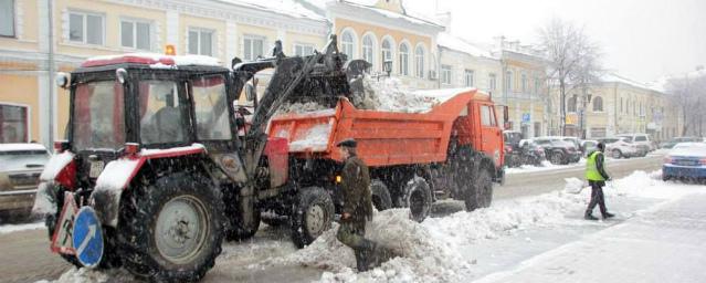 В праздники коммунальщики Ярославля усиленно борются с гололедом