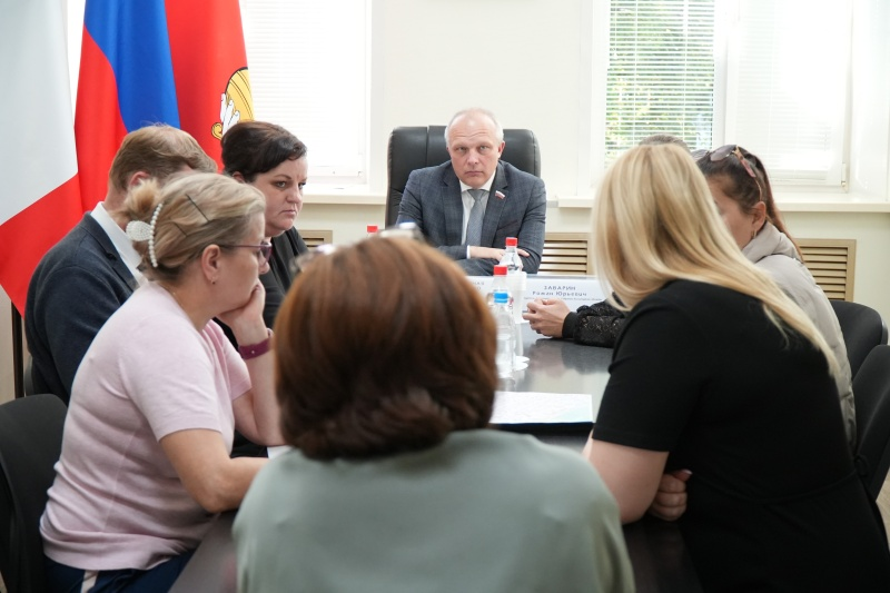 Водоснабжение, меры поддержки и поиск военнослужащего: Спикер Заксобрания Роман Заварин рассмотрел обращения семей участников СВО на приеме в Вологде