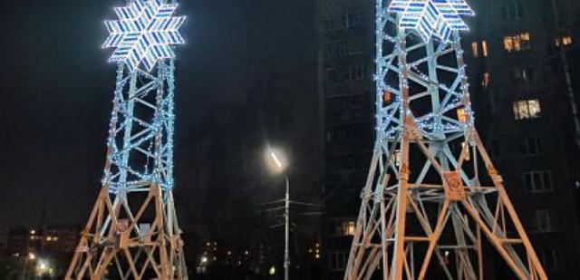 На Московском шоссе в Рязани опоры ЛЭП украсили снежинками