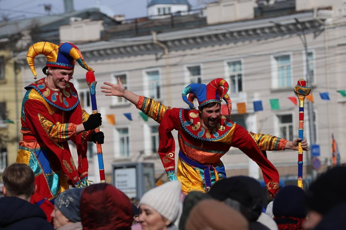 Более 4000 иркутян праздновали Масленицу на площади у стадиона «Труд»