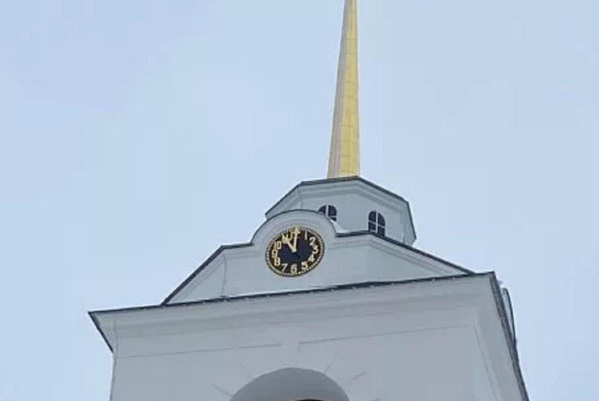 Стартовали работы по устройству ограждения кровли колокольни Троицкого собора в Пскове