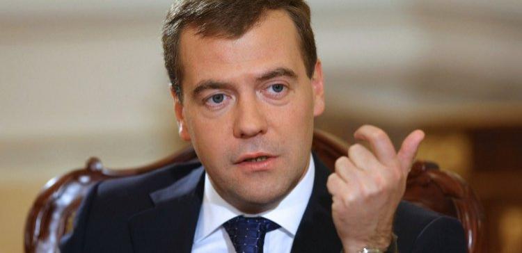 Медведев анонсировал дополнительное сокращение чиновников