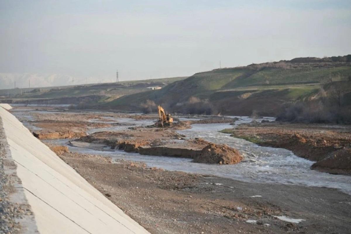 В Казахстане неустановленные лица повредили недавно возведенную дамбу