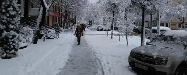 В Липецке сотрудники управляющих компаний приступили к уборке снега