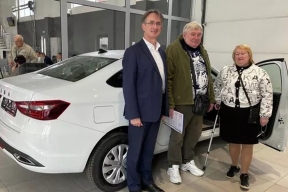 В Крыму трем пострадавшим на производстве вручили специализированные автомобили