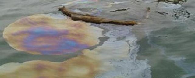 В Красноярске озера нефти под закрытой нефтебазой загрязняют Енисей