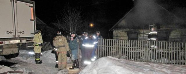 В Татищево при пожаре в доме погибла мать с двумя маленькими детьми