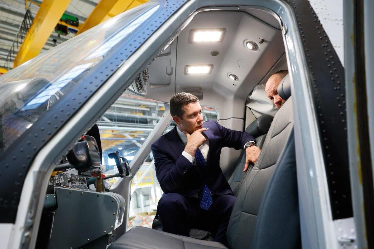 Глава Минпромторга побывал на Уральском заводе гражданской авиации в Екатеринбурге