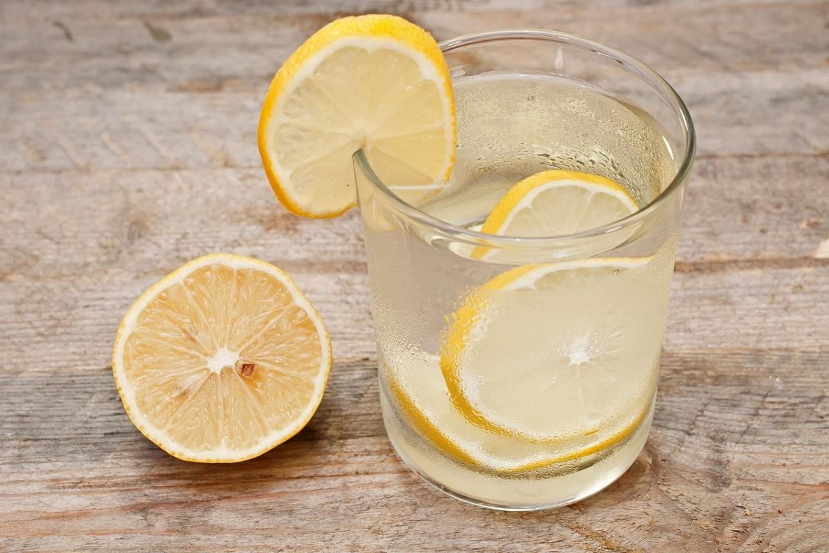 Врач Садыков рекомендовал людям с проблемами ЖКТ отказаться от воды с лимоном
