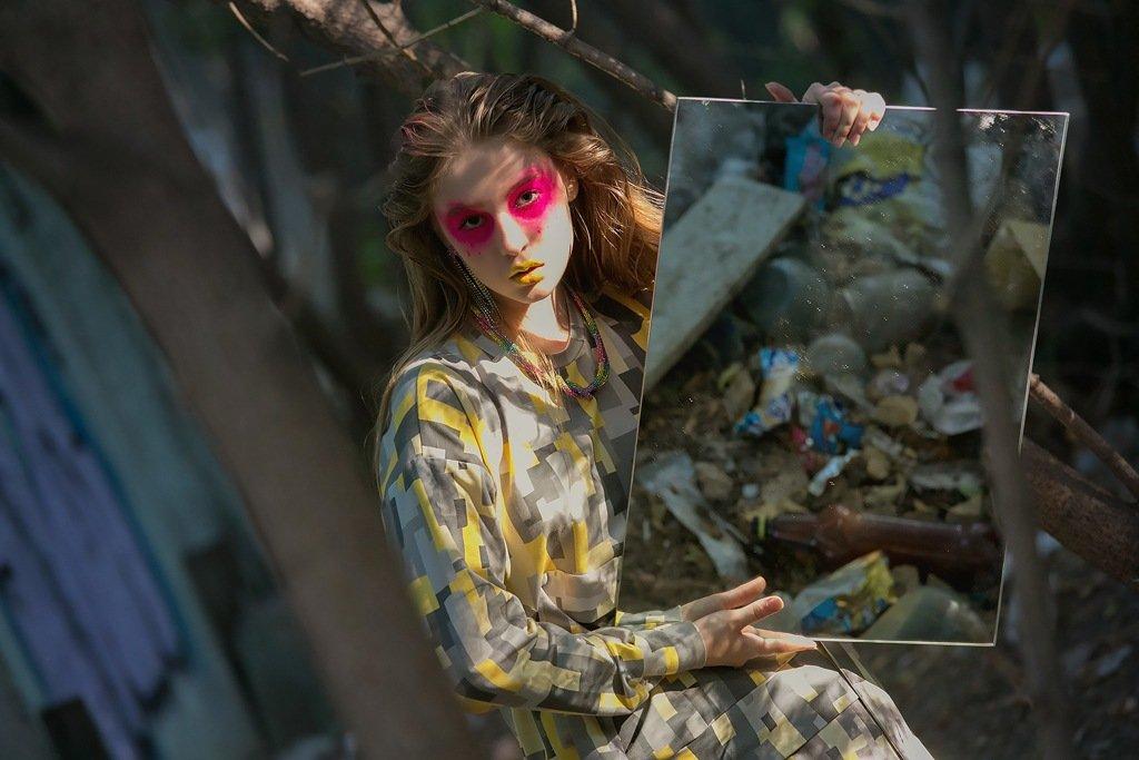 В Новосибирске дизайнер одежды устроила фотосессию на «незаметной» свалке