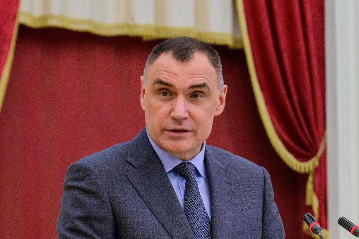 Глава Марий Эл Юрий Зайцев вручил автомобиль участнику СВО Николаю Глухову