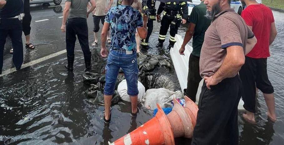 В Москве в канализационный коллектор провалились 12 рабочих