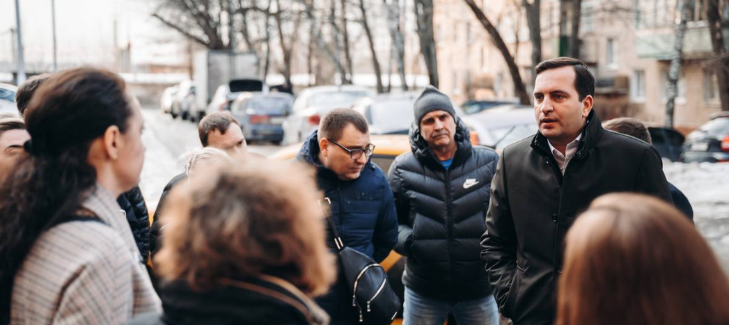 Глава г.о. Щелково Андрей Булгаков провел встречу с жителями дома №11 по улице 8 марта