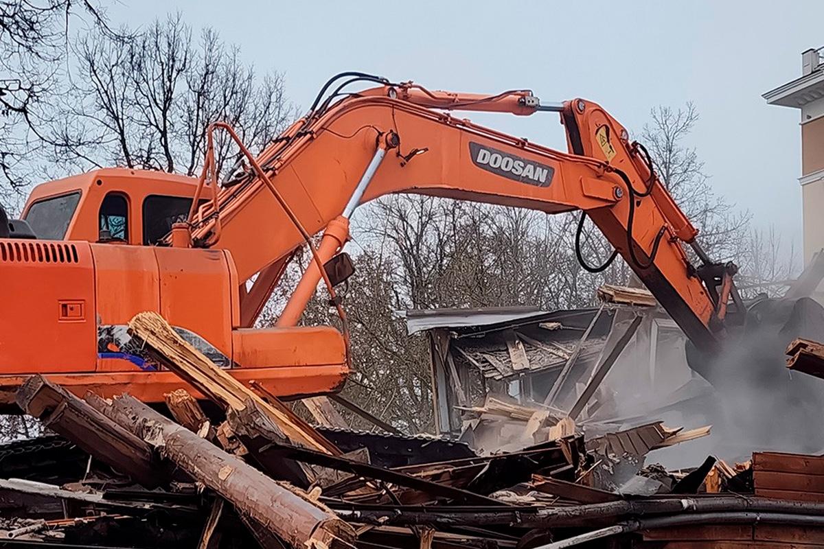 В Мытищах снесли самовольно построенный хостел с животными