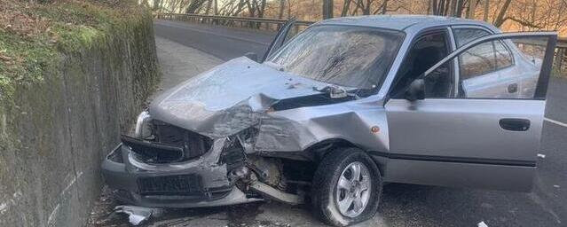 В Сочи на серпантине пассажирка иномарки пострадала по вине пьяного водителя без прав