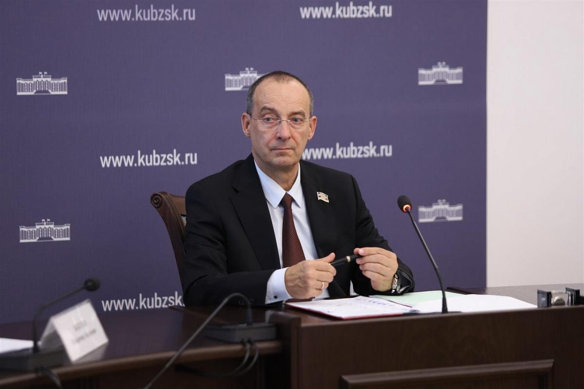 Юрий Бурлачко провел планерку с депутатами ЗСК