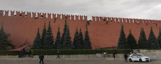 Падение одного из зубцов кремлевской стены во время урагана попало на видео