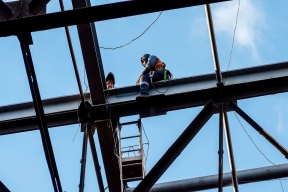 Специалисты с опытом работы получают за вахту в ХМАО сотни тысяч рублей