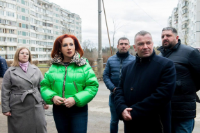 Глава г.о. Истра Татьяна Витушева осмотрела дом с текущей крышей в Глебовском