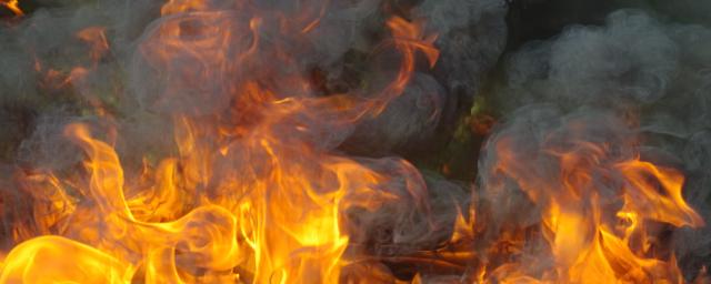 В Курске пожар повредил два жилых дома, пострадал человек