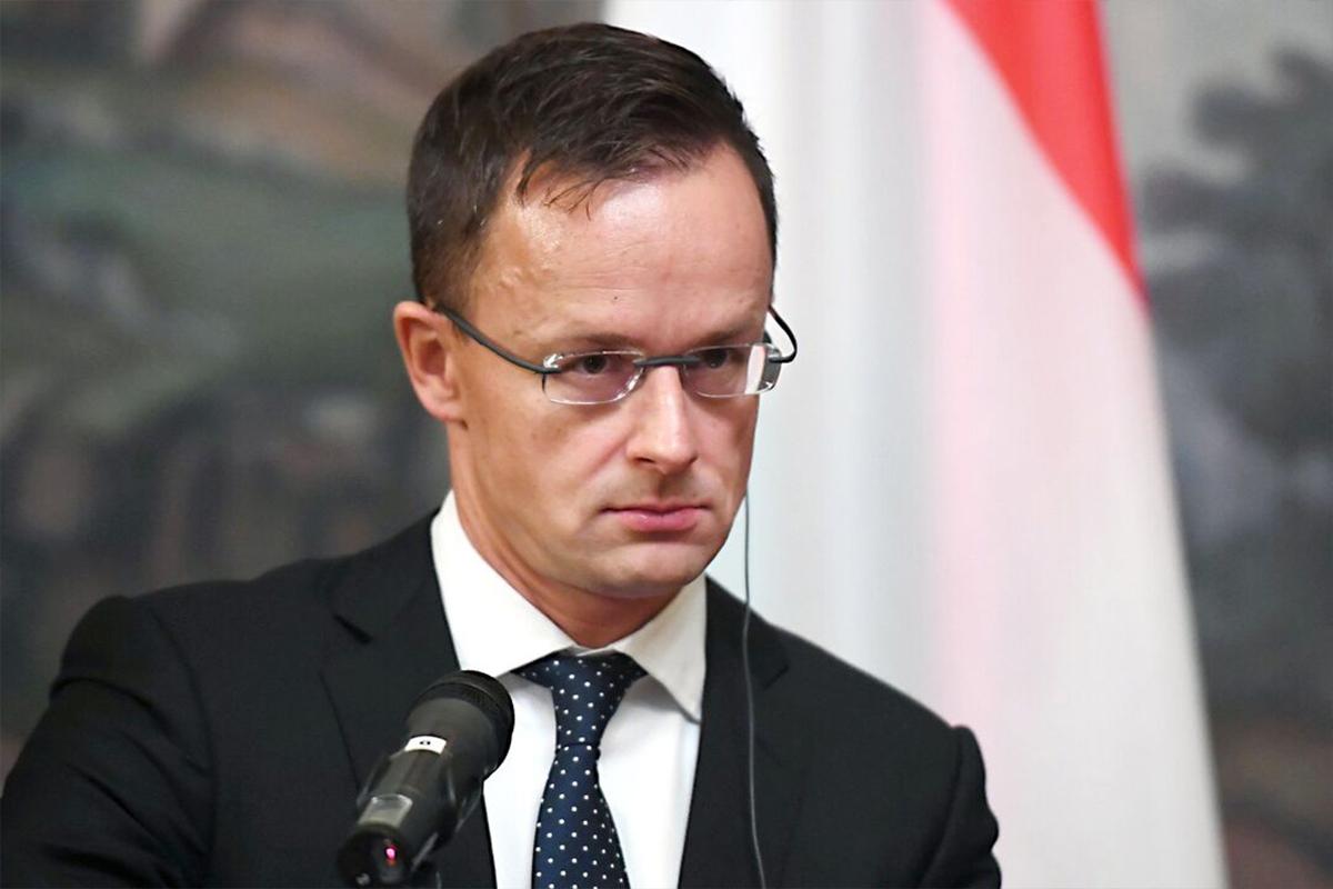 Сийярто ответил на слова Сикорского о свободном пролете Путина