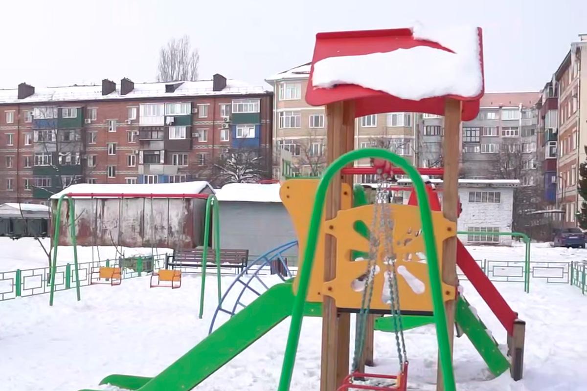 Мэр Геннадий Митрофанов: Двор в Майкопе по адресу Патриса Лумумбы, 113 признан лучшим по итогам III всероссийского конкурса «Лучший дом. Лучший двор»