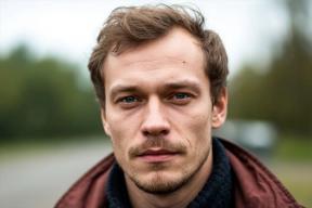 Юра Борисов спал в спальнике у выхода на посадку в аэропорту Абу-Даби, чтобы не проспать рейс в Москву