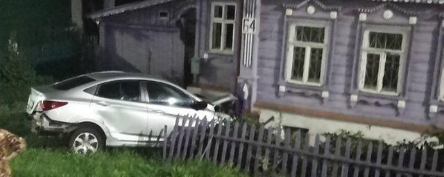 Во Владимире автомобиль въехал в частный жилой двор