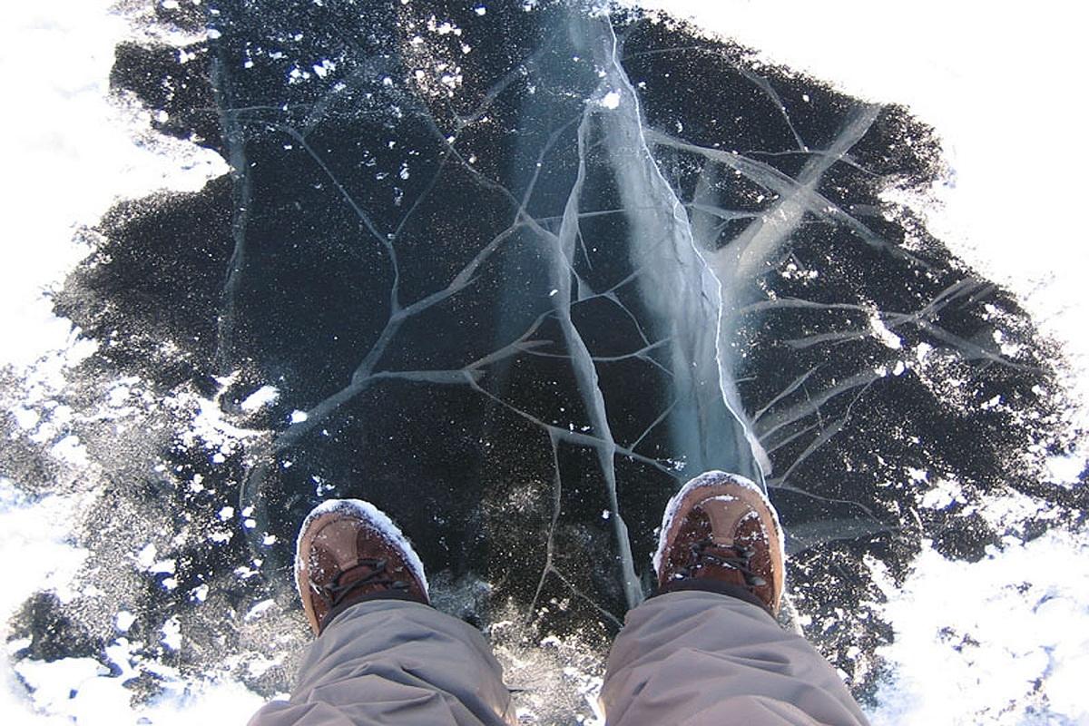 Ученые объяснили, почему лед на водоемах скользкий