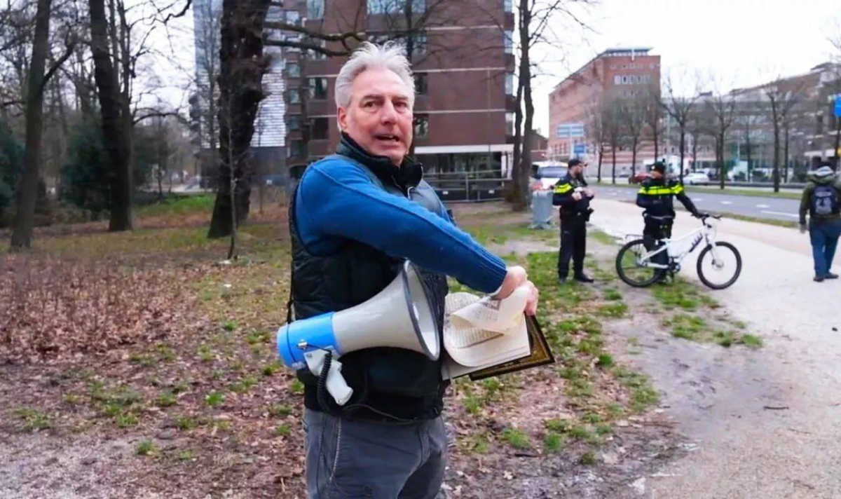 В Гааге активиста, порвавшего Коран у посольства, забросали камнями
