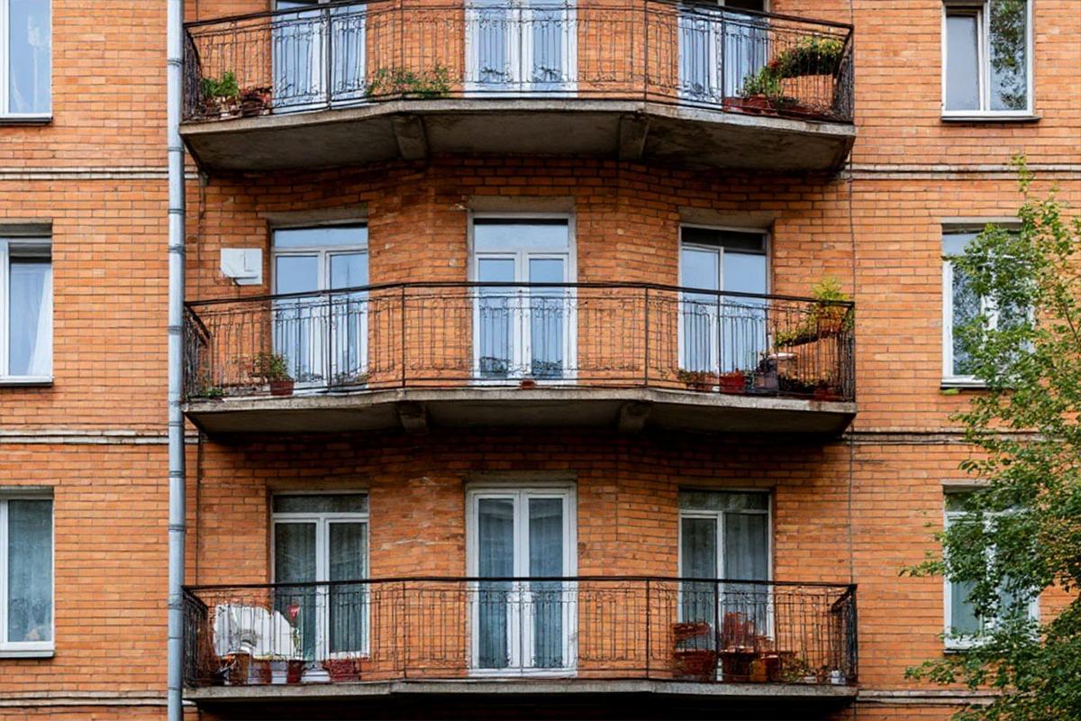 Дым и деньги: как курение на балконе превратилось в рискованный и дорогой досуг