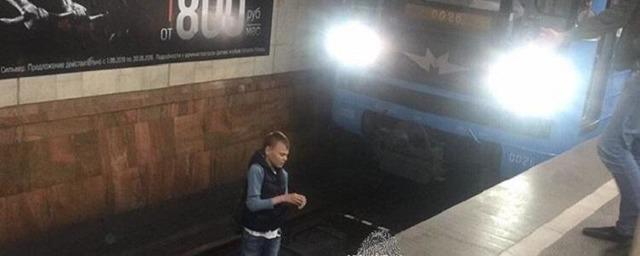 Новосибирский подросток засмотрелся в телефон и упал на рельсы в метро