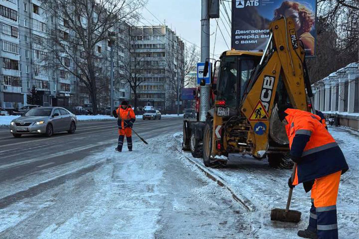 По поручению мэра Руслана Болотова на улицах Иркутска организована круглосуточная уборка снега