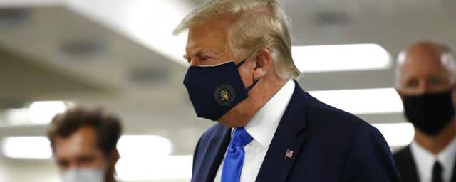 Трамп надел защитную маску во время визита в военный госпиталь
