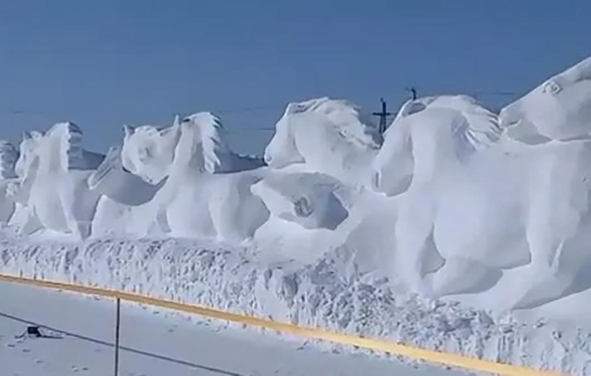 Житель Якутии вырезал из снега табун несущихся лошадей