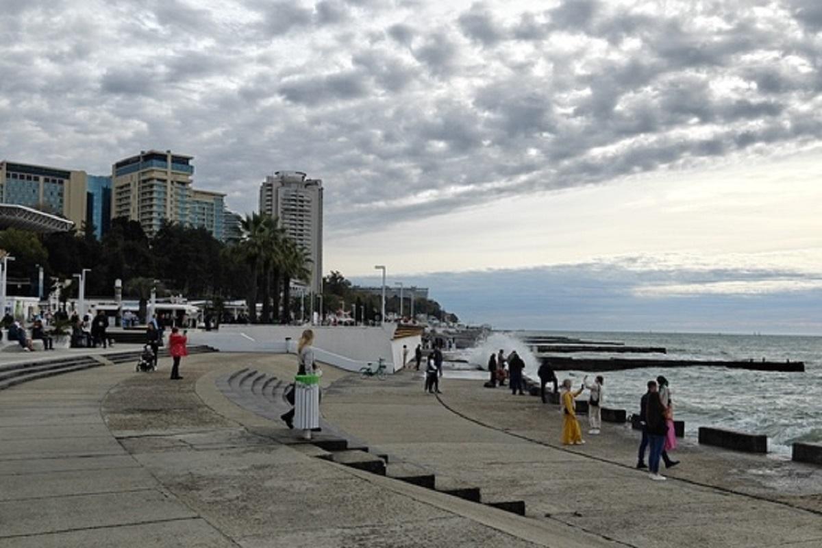 В Сочи временно закрыли пляжи из-за угрозы смерчей